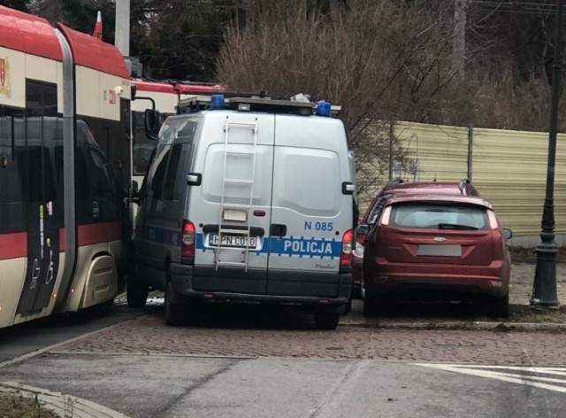 Kolizja z tramwajem i samochodem. Pościg policyjny w Gdańsku.