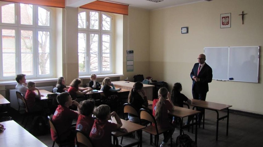 Burmistrz Chodzieży Jacek Gursz prowadził w szkole lekcję o samorządzie [FOTO]