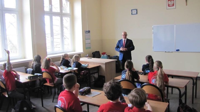 Burmistrz Chodzieży Jacek Gursz prowadził w szkole lekcję o samorządzie [FOTO]