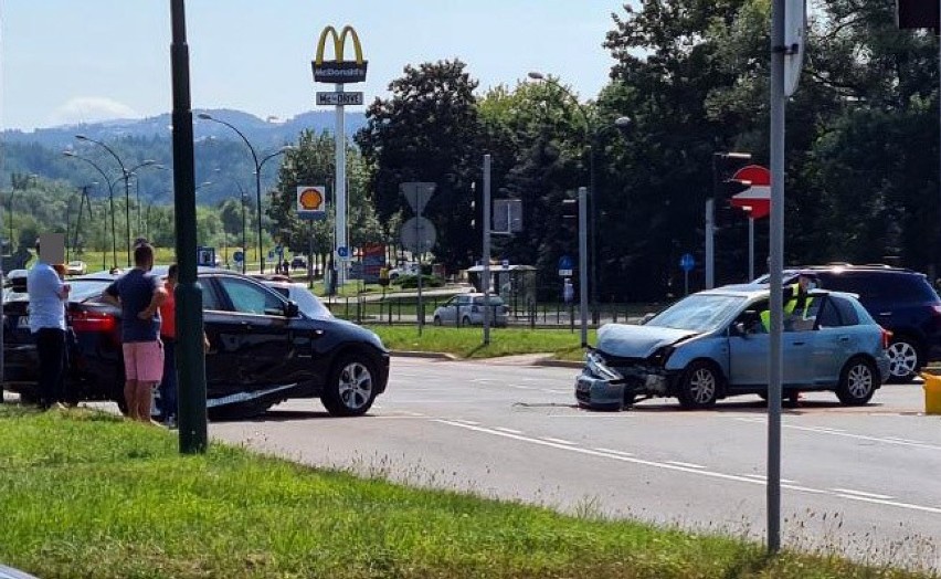 Wypadek w Nowym Sączu. Dwie osobówki zderzyły się na rondzie