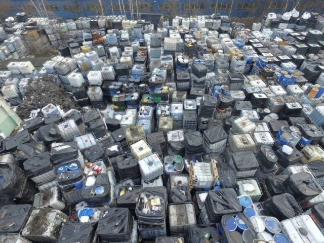 Tak wyglądało składowisko w Mysłowicach zanim rozpoczęto wywóz niebezpiecznych odpadów. 

Zobacz kolejne zdjęcia. Przesuń w prawo - wciśnij strzałkę lub przycisk NASTĘPNE