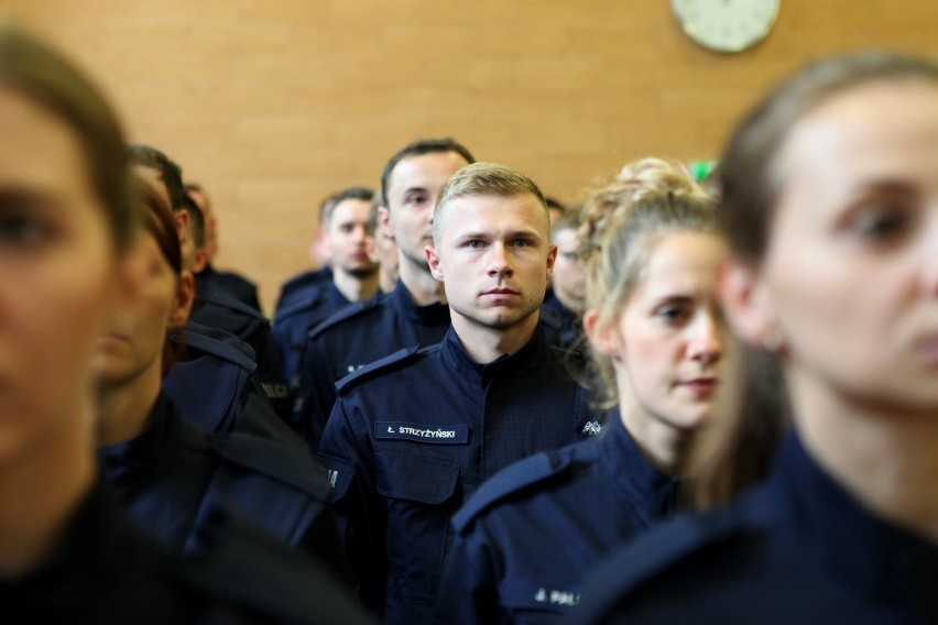 Nowi funkcjonariusze zasilą szeregi wielkopolskiej policji [ZDJĘCIA]