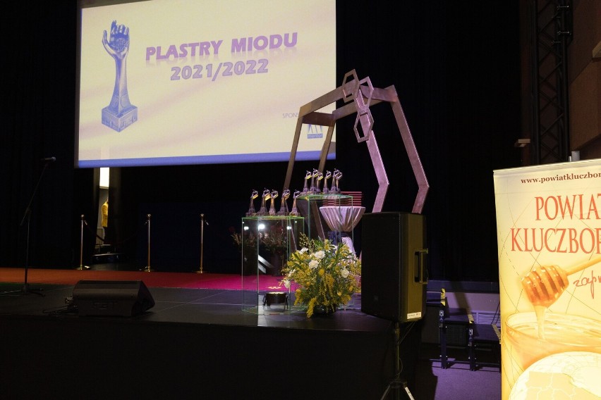 W Kluczborku wręczono Nagrody Starosty Kluczborskiego za 2021 i 2022 rok. Zobacz, kto został nagrodzony