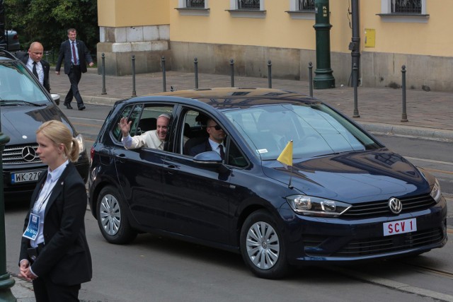 28.07.2016 krakow 
 sdm swiatowe dni mlodziezy franciszkanska 3 kuria przyjazd ojciec swiety franciszek
fot anna kaczmarz / dziennik polski /polska press