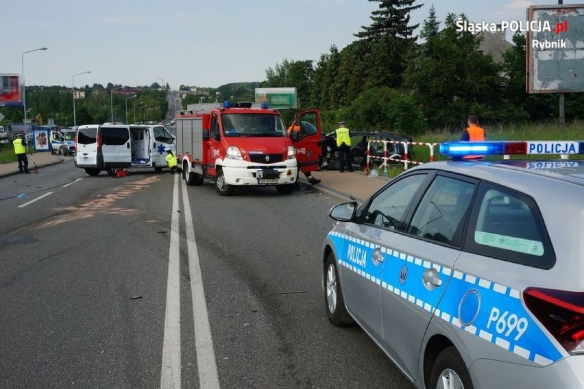 Wypadek na Wodzisławskiej w Rybniku z udziałem karetki. Pięć osób rannych [ZDJĘCIA]