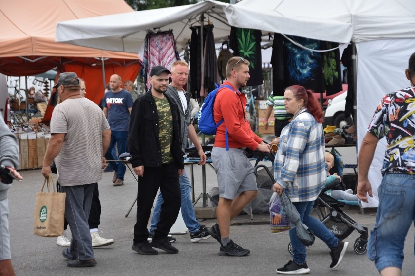 Giełda w Sandomierzu w sobotę 13 sierpnia. Pogoda zniechęciła sprzedawców i kupujących. Co szło najlepiej? Zobacz zdjęcia 
