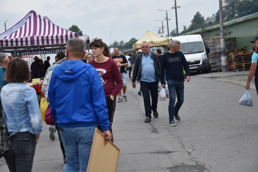 Giełda w Sandomierzu w sobotę 13 sierpnia. Pogoda zniechęciła sprzedawców i kupujących. Co szło najlepiej? Zobacz zdjęcia 