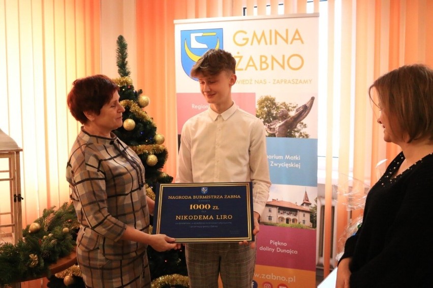 Nikodem Liro otrzymał od burmistrz Żabna nagrodę finansową w...