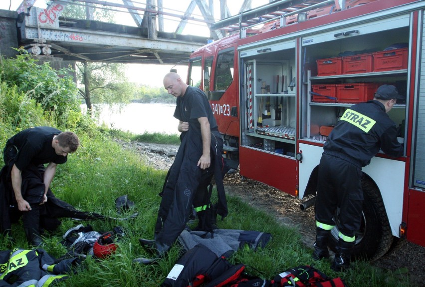 Bombowy alarm w nurcie Dunajca. Strażaccy nurkowie w akcji