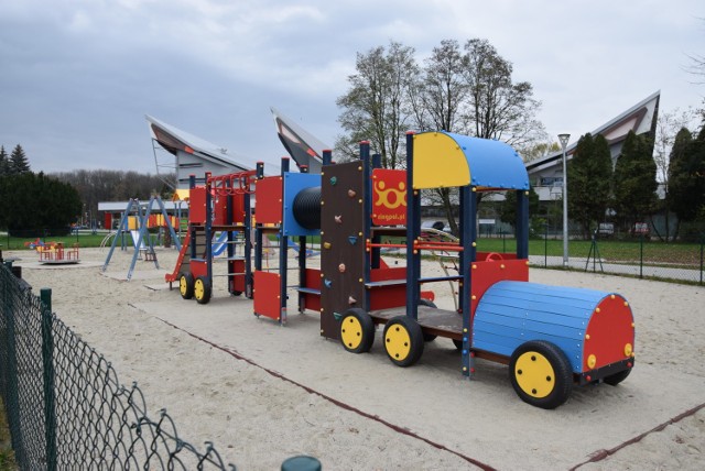 Strefa Aktywności Tarnowian obok Centrum Sztuki Mościce. Przestronny, bogato wyposażony plac zabaw ze zjeżdżalnią linową i siłownią plenerową. W ramach kolejnego etapu prac planowane jest wybudowanie ścianek wspaniaczkowych, wieży z pomostem oraz toru do jazdy na rolkach.