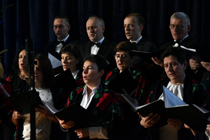 Wspaniały koncert kolęd i pokaz grupy kolędniczej w Moszczenicy