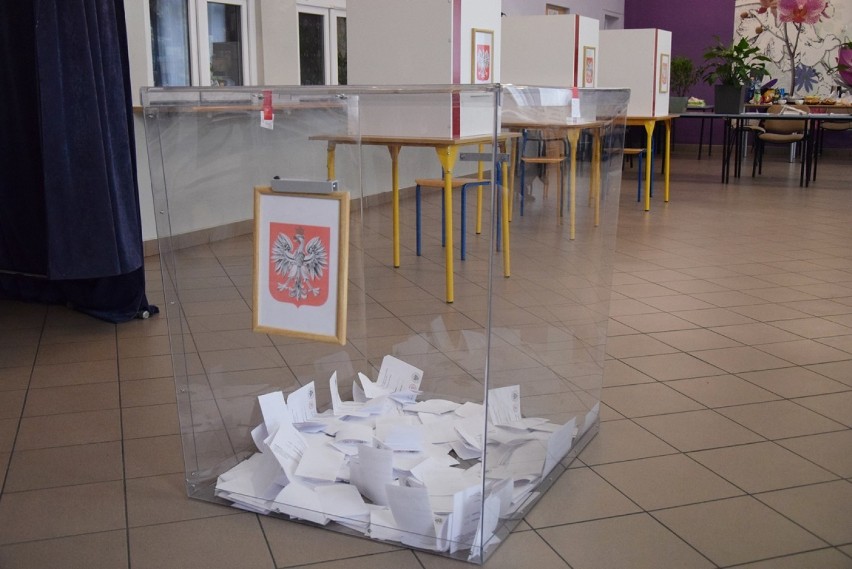 Wybory w Janowie Lubelskim i pow. janowskim. Sprawdź, w których gminach i lokalach wyborczych zagłosowało najwięcej mieszkańców