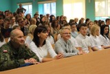 Wiceminister Beata Oczkowicz z żołnierską wizytą u opatowskich licealistów