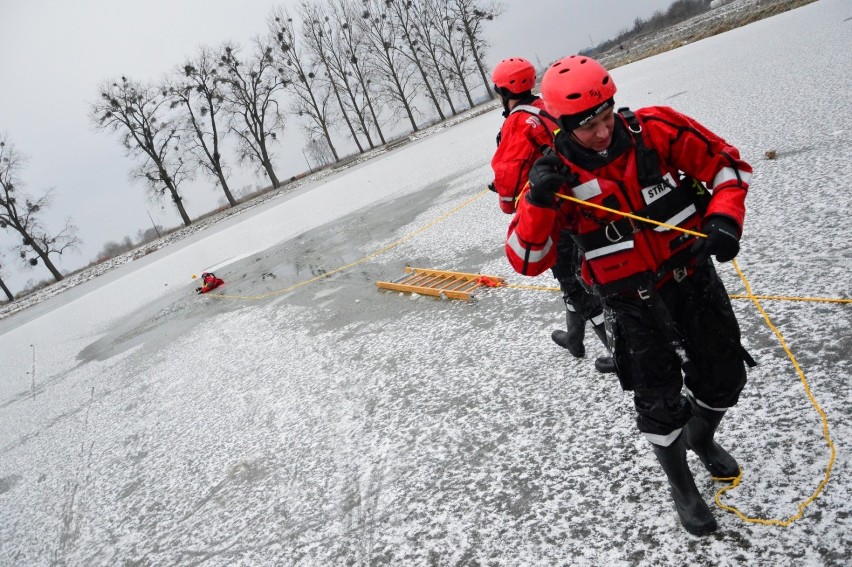Strażacy ćwiczyli na Balatonie ratowanie osoby, pod którą załamał się lód [ZDJĘCIA]