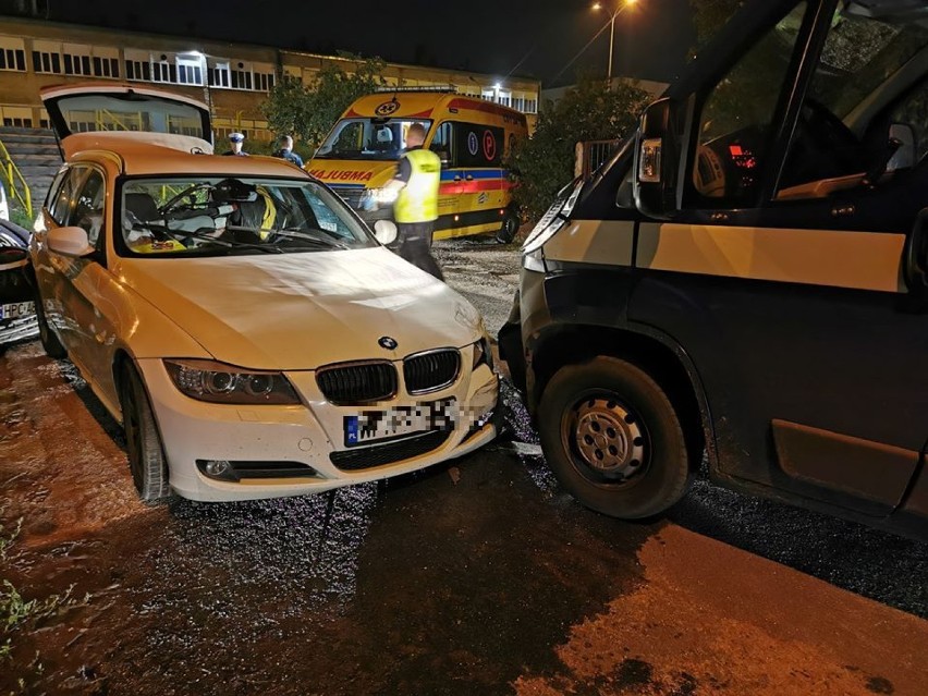 Wypadek we Włocławku. Zderzenie BMW z policyjnym radiowozem