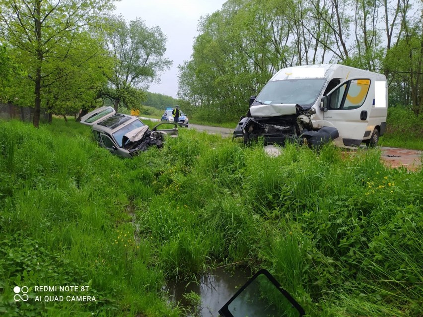 Strażacy, by wydostać jedną osób, która została zakleszczona...