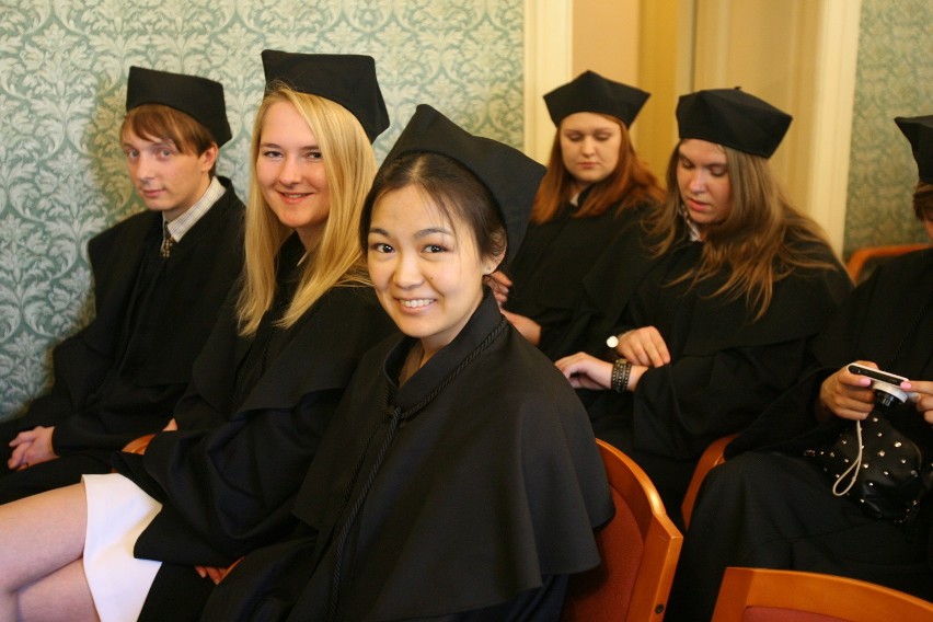 Obcojęzyczni studenci WSMiP UŁ odebrali dyplomy.