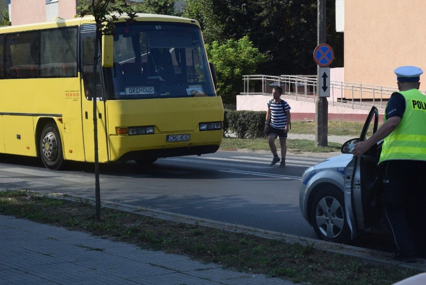 Starsza kobieta została potrącona na pasach przez autobus. Ruch na tym odcinku jest utrudniony