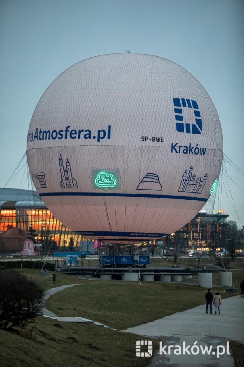 Kraków. Balon widokowy zaczął informować o zanieczyszczeniu powietrza w mieście [ZDJĘCIA]