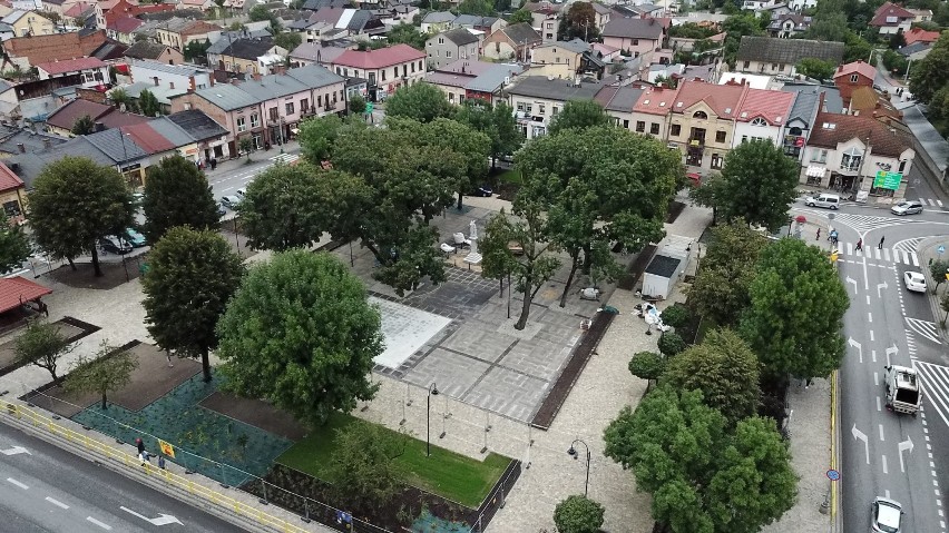 Podświetlana fontanna i dużo zieleni. Rynek we Włoszczowie już niemal gotowy. Pięknie się prezentuje! Zobaczcie [WIDEO]