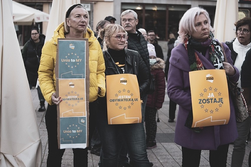 Protestujący na rybnickim rynku wyrazili swój sprzeciw wobec...