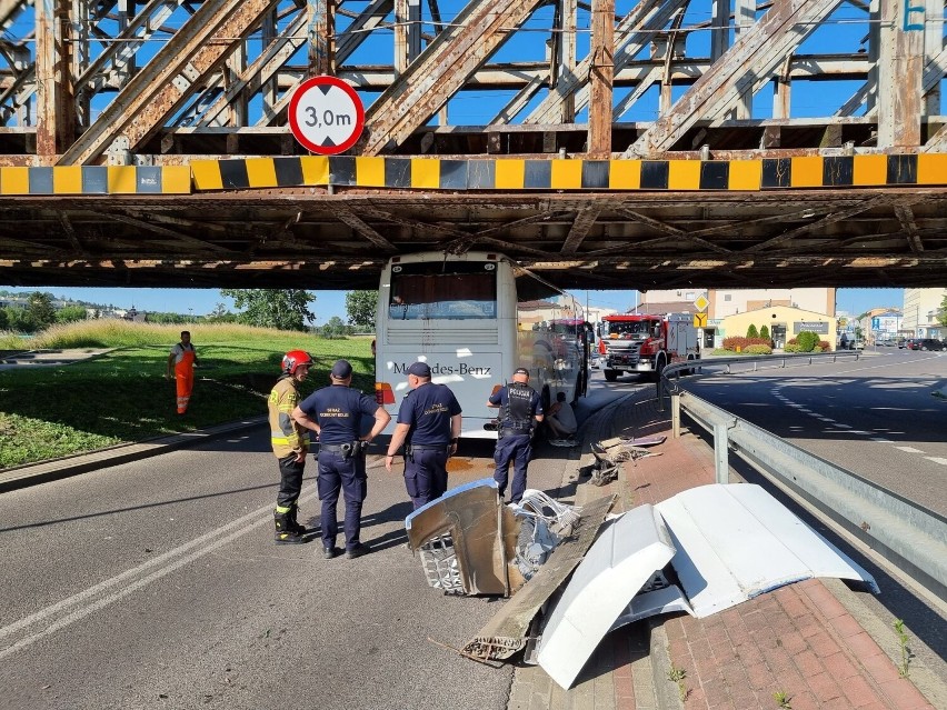 Kierujący z Ukrainy zignorował znak i wjechał w Przemyślu pod most. Autokar był za wysoki... [ZDJĘCIA]