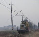 Demontują sieć trakcyjną na linii kolejowej nr 281 pod Zdunami [FOTO]