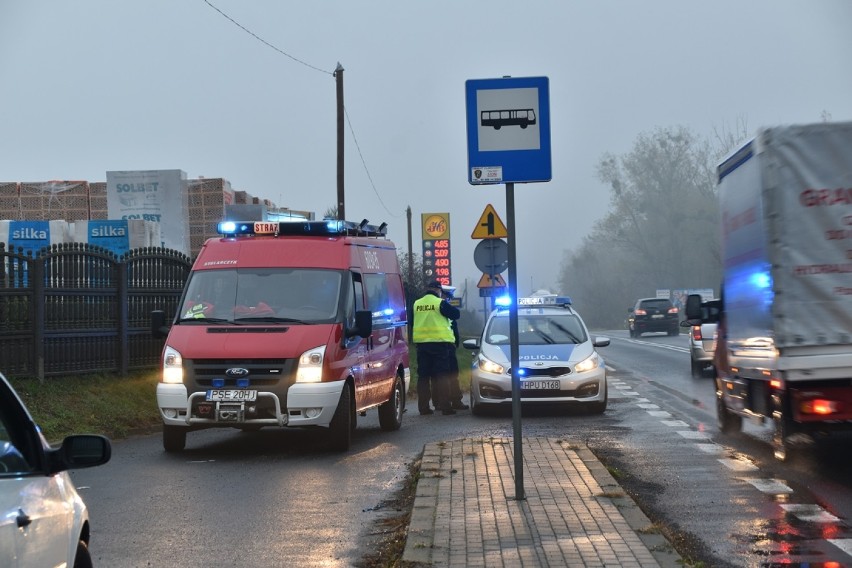 Poranna kolizja trzech samochodów w Szymanowie. Jedna osoba...