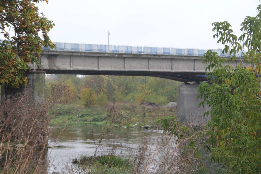 Trwa rozbiórka starego mostu przez rzekę Wartę w...