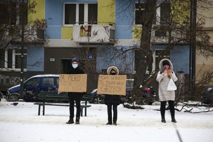 "Moja wolność to żaden wasz grzech". Protest przed regionalną siedzibą PiS-u na ul. Retoryka. Przyszło kilka osób