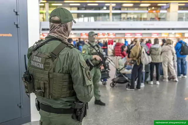 54-latka poinformowała pracowników lotniska, że w bagażu przewozi bombę