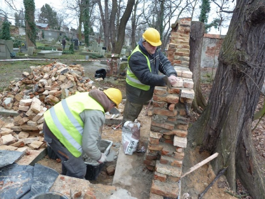 Robotnicy remontuja mur na cmentarzu ewangelickim w Kaliszu