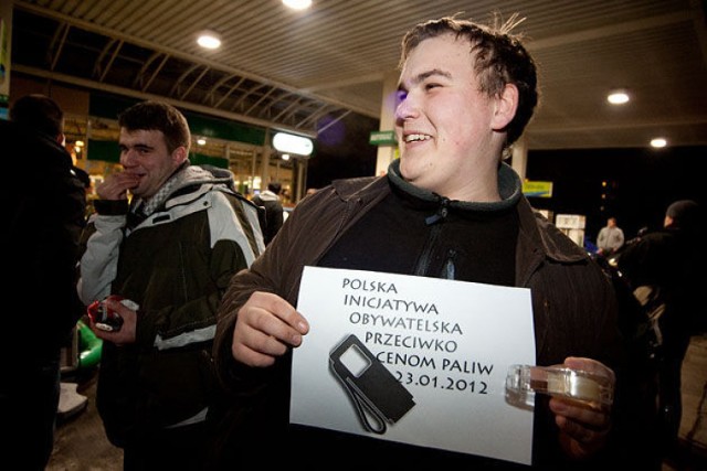 Kierowcy tankowali symboliczne ilości paliwa, bardzo dokładnie myli szyby i reflektory samochod&oacute;w.
Fot. Krystian Jamr&oacute;z