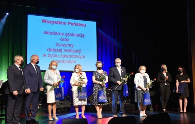 Wojewoda Władysław Dajczak wręczył, w imieniu prezydenta Andrzeja Dudy, 17 złotych medali za długoletnią służbę