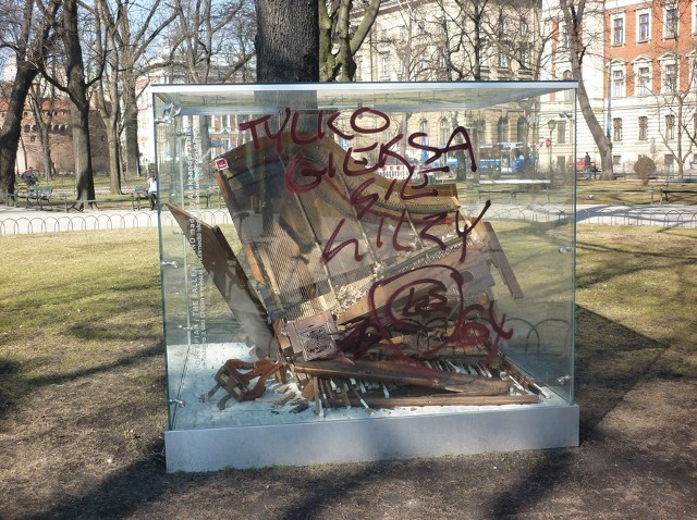 Kraków. Instalacja "Upadły fortepian" postawiona z okazji akcji "Chopin w mieście" została popisana farbą. Napis głosi "Tylko gieksa się liczy. 1964".