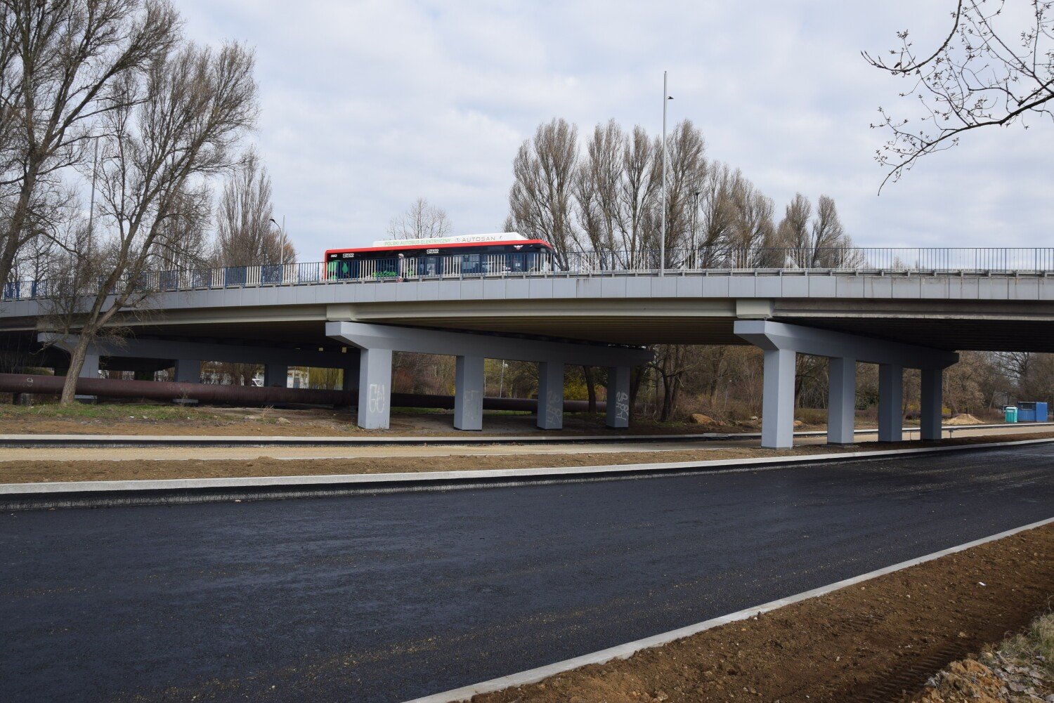 Se vertió el primer asfalto sobre la DK91 después de su restauración en Czestochowa.  ¿Qué sucede en el sitio de construcción?