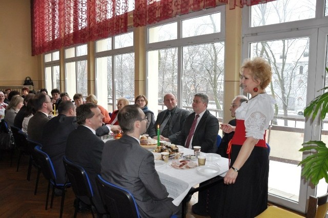 Prezes STL Anna Staniszewska krótkim przemówieniem otworzyła uroczystość, a wśród zaproszonych gości obecni byli m.in.: wicestarosta łowicki Marcin Kosiorek, zastępca burmistrza Bogusław Bończak, ks. prałat Wiesław Skonieczny, dyrektor CKTiPZŁ Jacek Chołuj, naczelnik Wydziału Promocji, Kultury, Sportu i Turystyki Artur Michalak, dyrektor Muzeum w Łowiczu Marzena Kozanecka-Zwierz oraz dyrektor ŁOK Maciej Malangiewicz.

Podczas spotkania miały miejsce przemówienia przybyłych gości, podziękowania za pielęgnowanie i krzewienie tradycji naszego regionu jak również wspólna modlitwa. 

Nie zabrakło także dzielenia się opłatkiem i składania wzajemnych życzeń, by Nowy Rok był pomyślny i jeszcze bardziej owocny w twórczość ludową niż rok miniony. 

Dyrektor Centrum Kultury, Turystyki i Promocji Ziemi Łowickiej Jacek Chołuj wręczył wszystkim twórcom, w ramach upominku, kalendarze na 2012 rok "Łowickie zespoły folklorystyczne".

Starostwo Powiatowe w Łowiczu