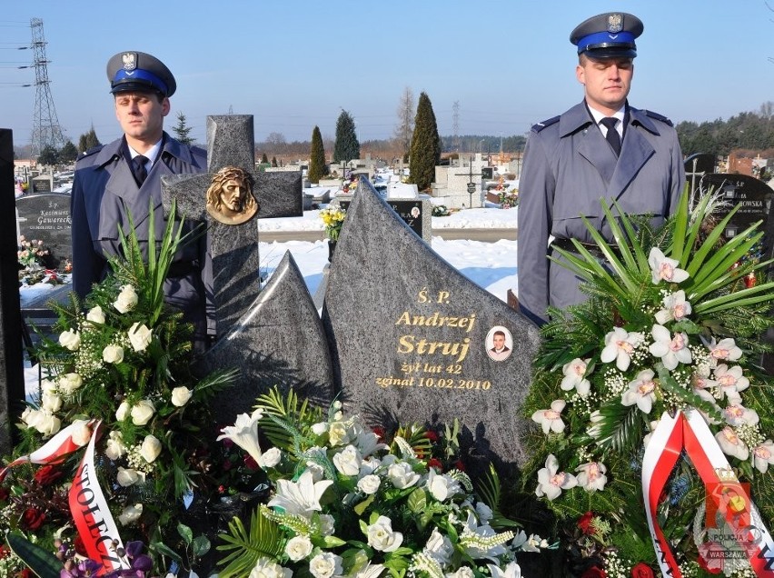 Policjanci zapalili znicz w drugą rocznicę śmierci policjanta Andrzeja Struja (ZDJĘCIA)