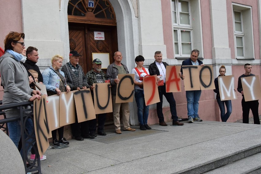 Kilkanaście osób wzięło udział w manifestacji w obronie...