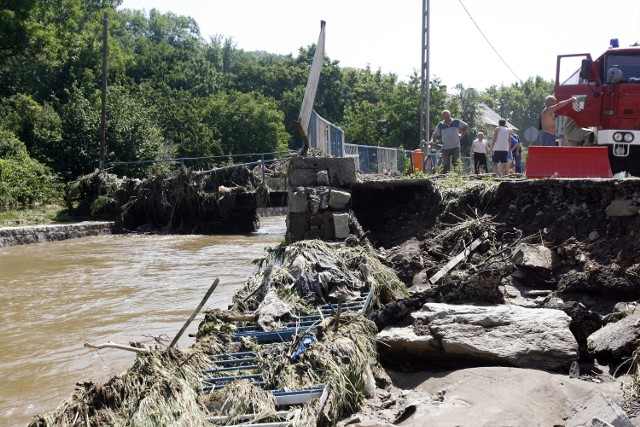 W 2012 roku powódź zniszczyła kilka mostów w Wojcieszowie