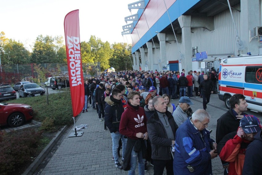 Piast Gliwice – Legia Warszawa. Kibice Piasta nie wytrzymali, gdy fani gości zaśpiewali „mistrzem Polski jest Legia” [ZDJĘCIA KIBICÓW]