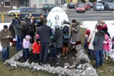 Wielka pisanka w Żukowie. Dwumetrowe jajo z kaszubskimi wzorami stanęło na skwerku w centrum miasta