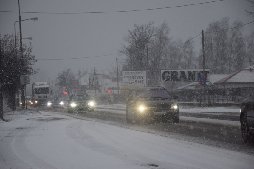 Zima przyszła do Zduńskiej Woli. Jak wyglądały ulice w środę, 29 stycznia? [zdjęcia]