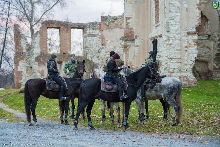 Jeźdźcy kultywujący tradycje ułanów zakończyli rajd konny po Lubelszczyźnie. Odwiedzili m.in. ruiny pałacu w Bychawie (ZDJĘCIA i WIDEO)