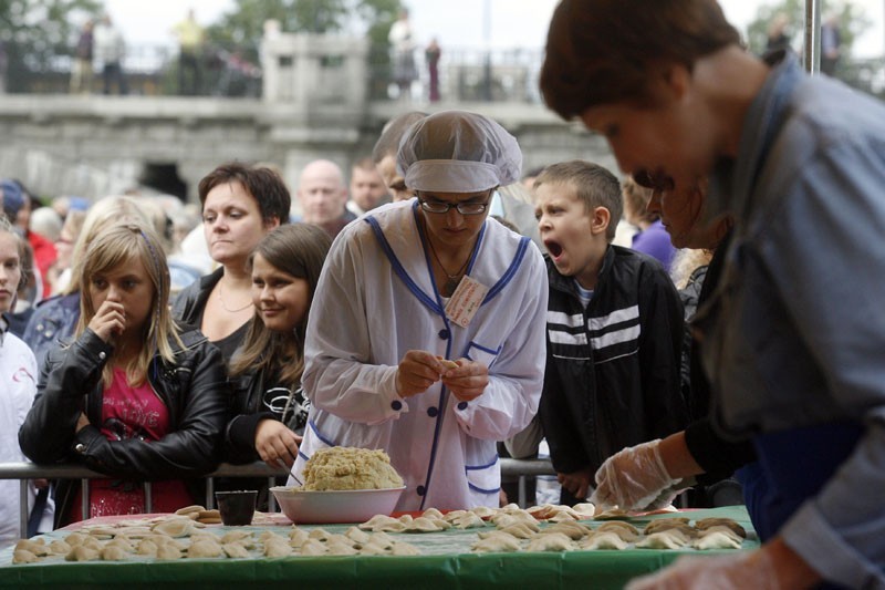 Legnica: Mistrzostwa Legnicy w lepieniu pierogów zakończone(ZDJĘCIA)