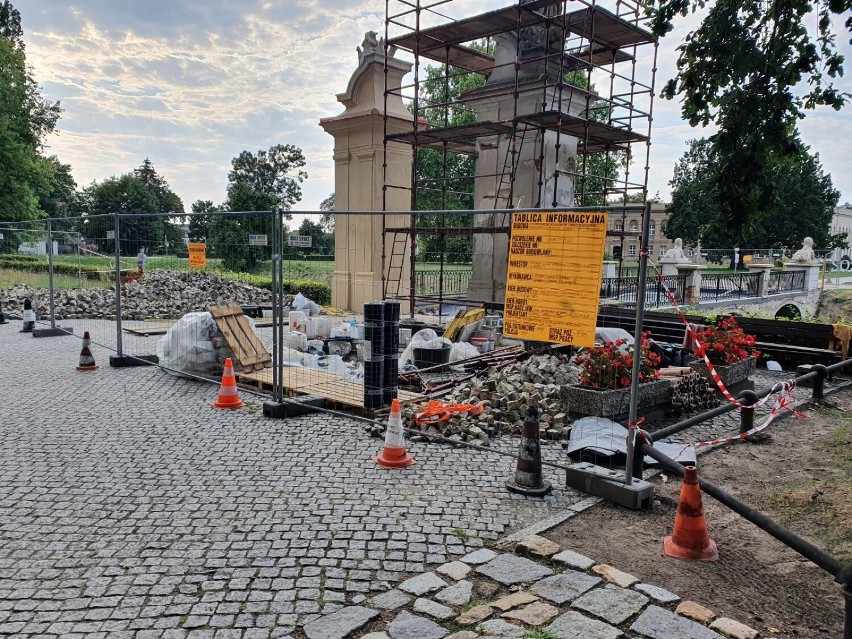 Zmienia się otoczenie pięknego zabytku pod Lesznem