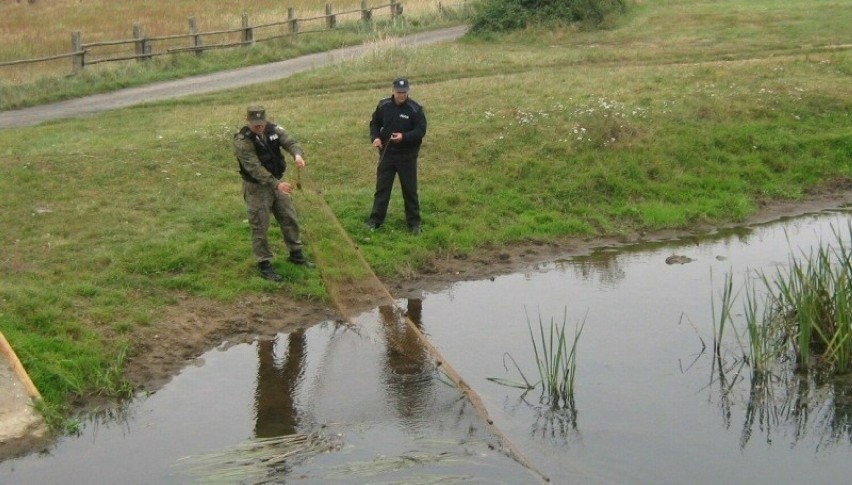 Policjanci zatrzymali kłusownika. 70-latek rozstawił sieci w jeziorze na terenie gminy Kościerzyna 