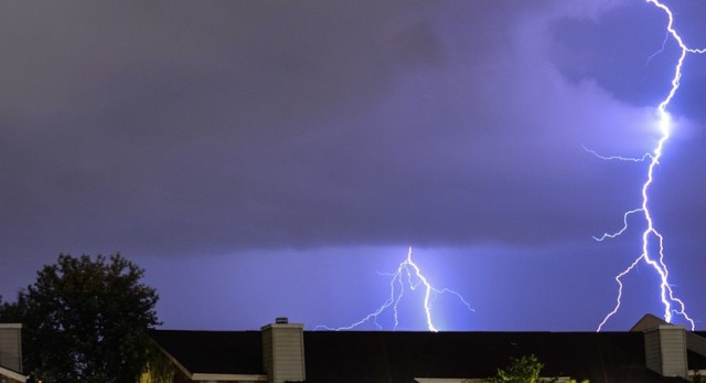 Instytut Meteorologii i Gospodarki Wodnej wydał ostrzeżenie nie tylko przed wysokimi temperaturami, ale również przed możliwością wystąpienia burz, które mogą wystąpić na terenie 14 województw.