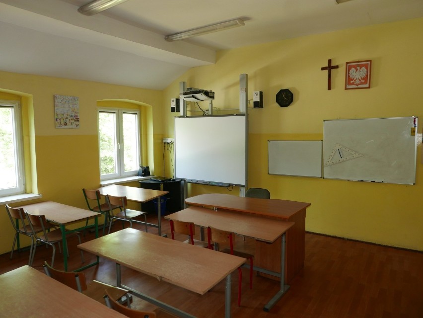 Zdjęcia pokazuję wnętrza Szkoły Podstawowej w Słębowie.