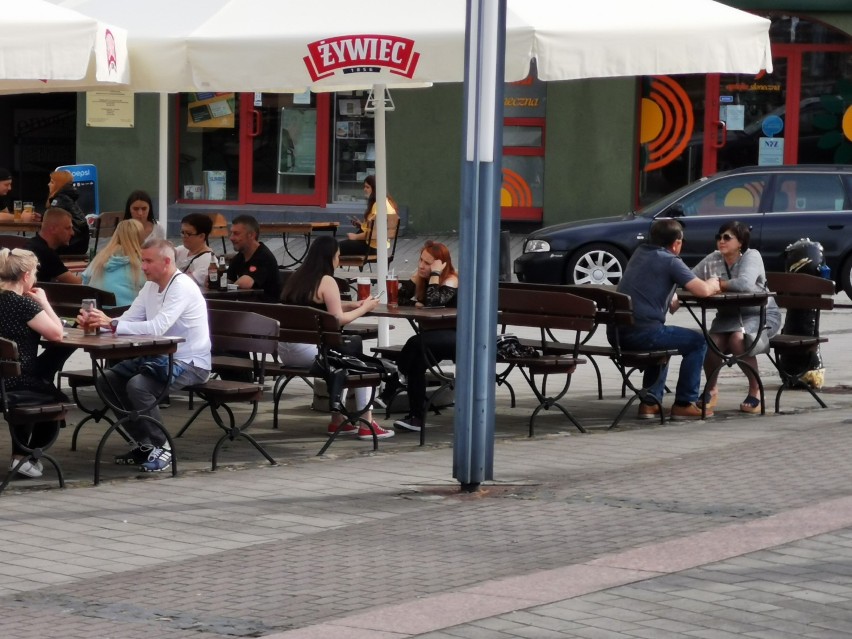 Chrzanów. Tłumy ludzi na Rynku. Ogródki gastronomiczne wypełniły się po brzegi. Nawet pogoda nie była ważna. Zobaczcie, jak było ZDJĘCIA